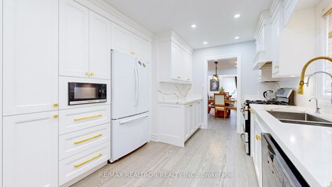 Photo 8 at 160 Carlyle Crescent, Aurora Highlands, Aurora