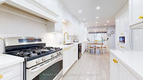 Photo 10 at 160 Carlyle Crescent, Aurora Highlands, Aurora