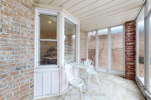 Photo 3 at 23 Heatherton Way, Yorkhill, Vaughan