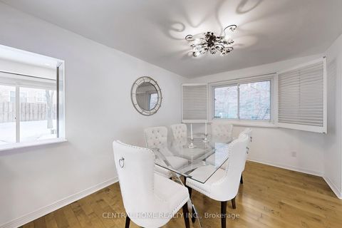 Photo 9 at 23 Heatherton Way, Yorkhill, Vaughan