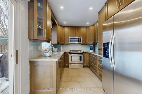 Photo 15 at 23 Heatherton Way, Yorkhill, Vaughan