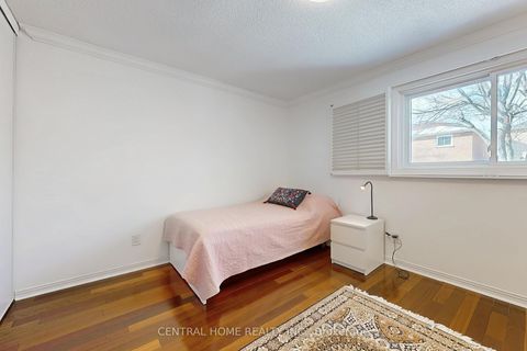 Photo 30 at 23 Heatherton Way, Yorkhill, Vaughan