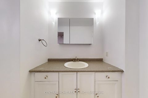 Photo 37 at 23 Heatherton Way, Yorkhill, Vaughan