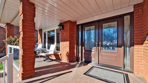 Photo 2 at 10 Hollyburn Court, West Woodbridge, Vaughan
