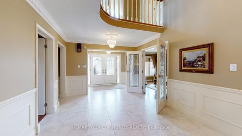 Photo 4 at 10 Hollyburn Court, West Woodbridge, Vaughan
