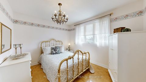 Photo 18 at 10 Hollyburn Court, West Woodbridge, Vaughan