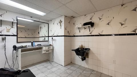 Photo 30 at 10 Hollyburn Court, West Woodbridge, Vaughan