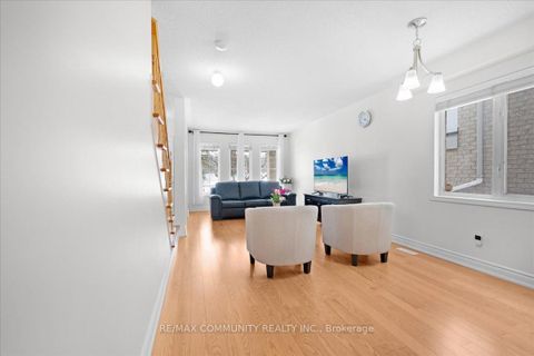 Photo 6 at 88 Mainland Crescent, Vellore Village, Vaughan