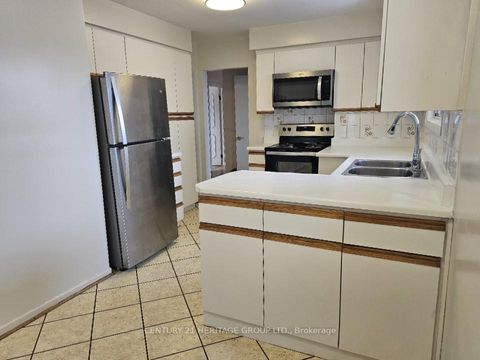 Photo 5 at 63 Marathon Crescent, Newtonbrook West, Toronto