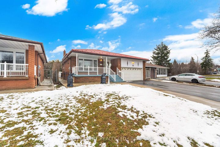 Photo 3 at 4 Manorcrest Street, Central Park, Brampton