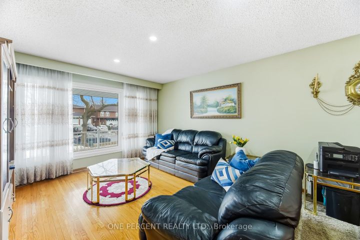 Photo 6 at 4 Manorcrest Street, Central Park, Brampton