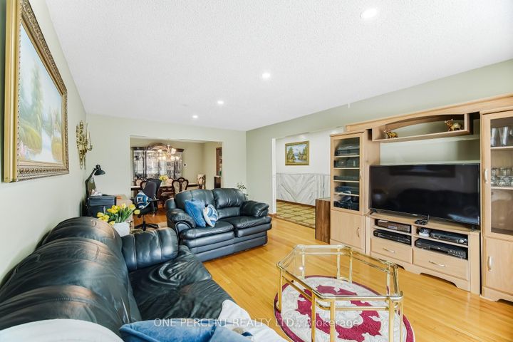 Photo 7 at 4 Manorcrest Street, Central Park, Brampton