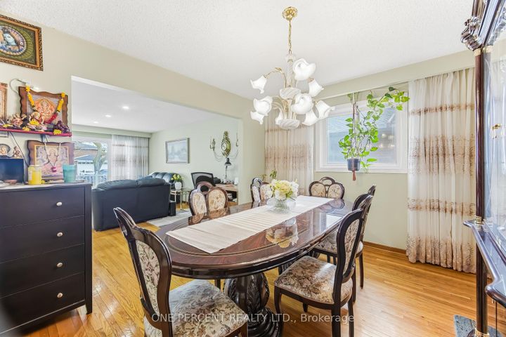 Photo 8 at 4 Manorcrest Street, Central Park, Brampton