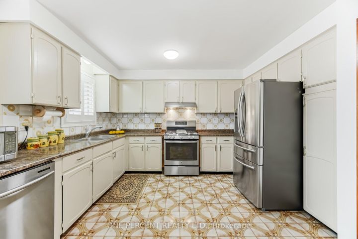 Photo 11 at 4 Manorcrest Street, Central Park, Brampton