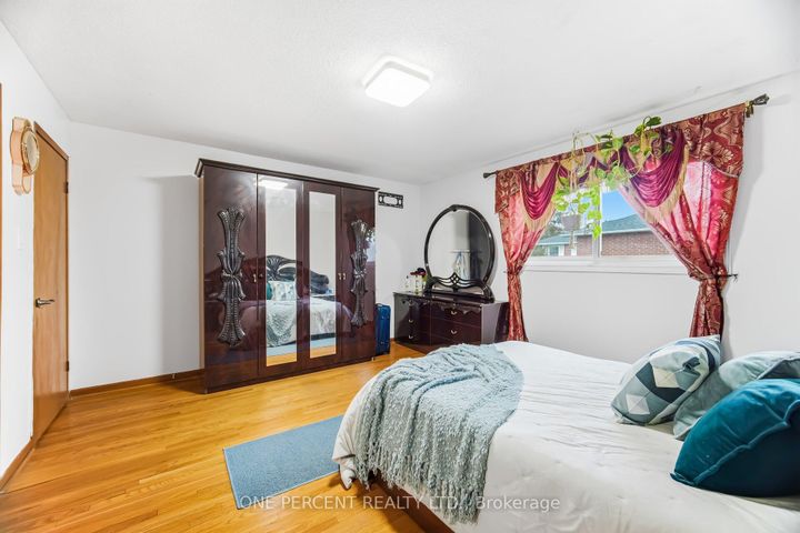 Photo 23 at 4 Manorcrest Street, Central Park, Brampton