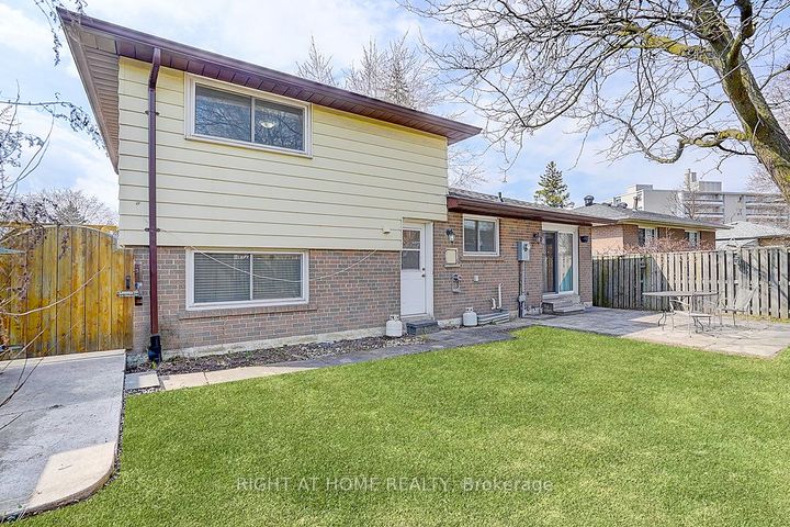 Photo 3 at 11 Tullamore Road, Brampton East, Brampton