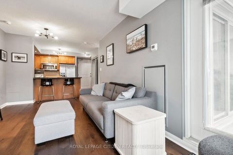 Photo 15 at 121 - 900 Mount Pleasant Road, Mount Pleasant West, Toronto