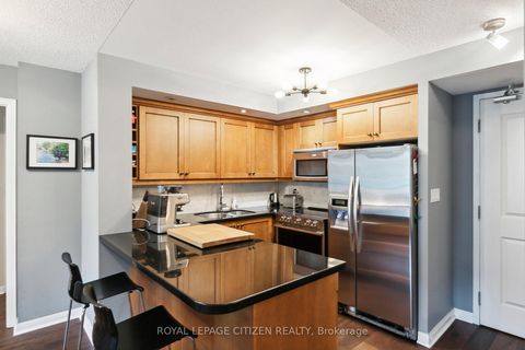 Photo 17 at 121 - 900 Mount Pleasant Road, Mount Pleasant West, Toronto