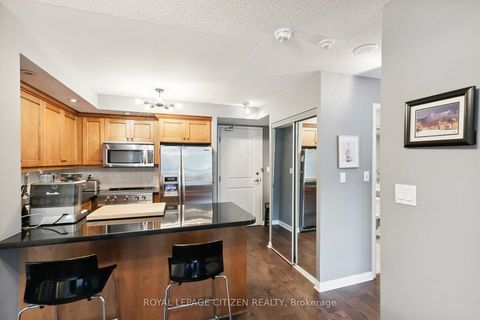 Photo 19 at 121 - 900 Mount Pleasant Road, Mount Pleasant West, Toronto