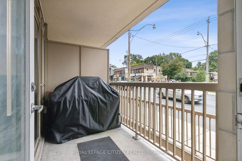 Photo 37 at 121 - 900 Mount Pleasant Road, Mount Pleasant West, Toronto