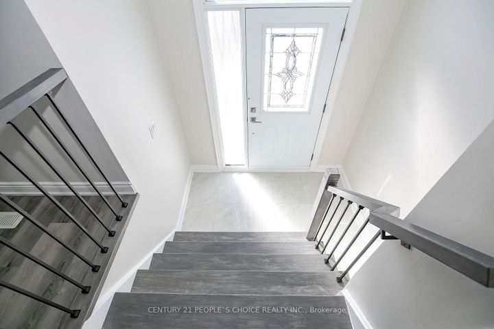 Photo 6 at 106 Winterfold Drive, Madoc, Brampton