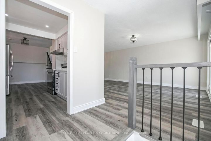 Photo 8 at 106 Winterfold Drive, Madoc, Brampton