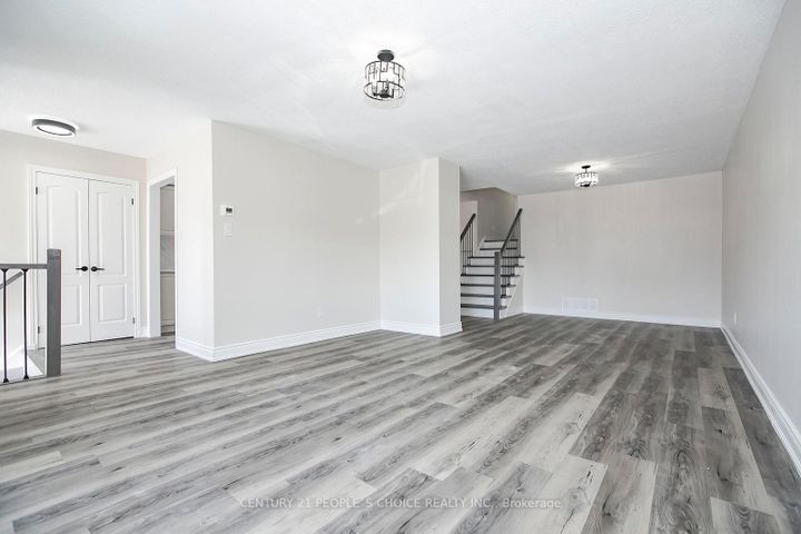 Photo 10 at 106 Winterfold Drive, Madoc, Brampton