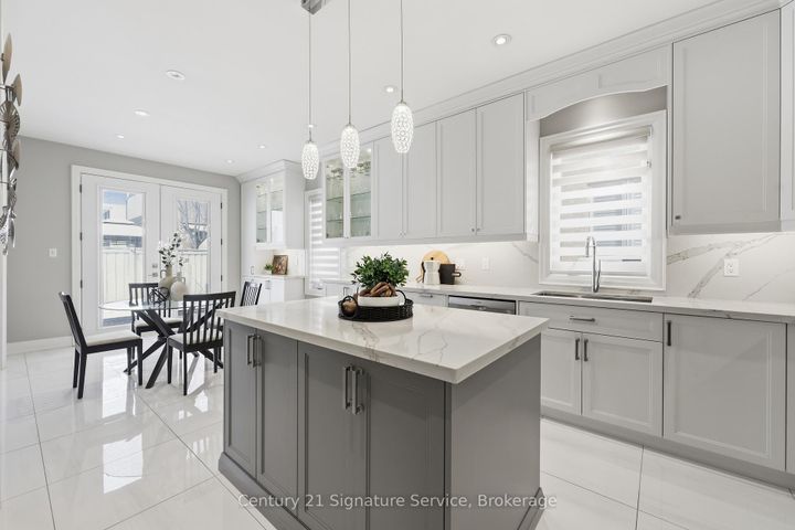 Photo 11 at 50 Chateau Drive, Vellore Village, Vaughan