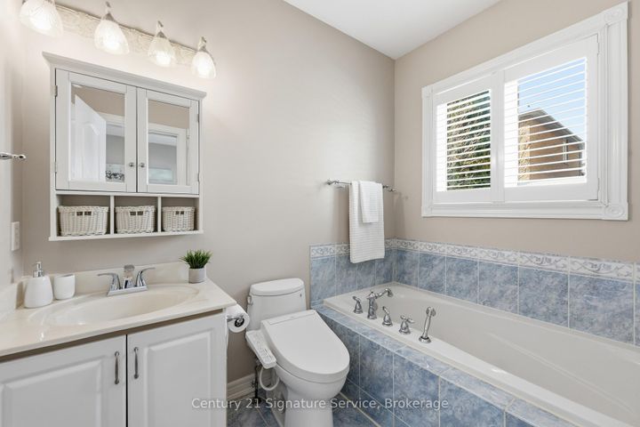 Photo 17 at 50 Chateau Drive, Vellore Village, Vaughan