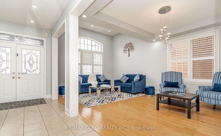 Photo 10 at 7 Bettey Road, Vales of Castlemore, Brampton