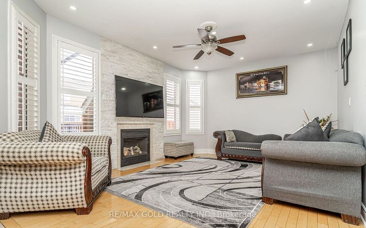 Photo 12 at 7 Bettey Road, Vales of Castlemore, Brampton