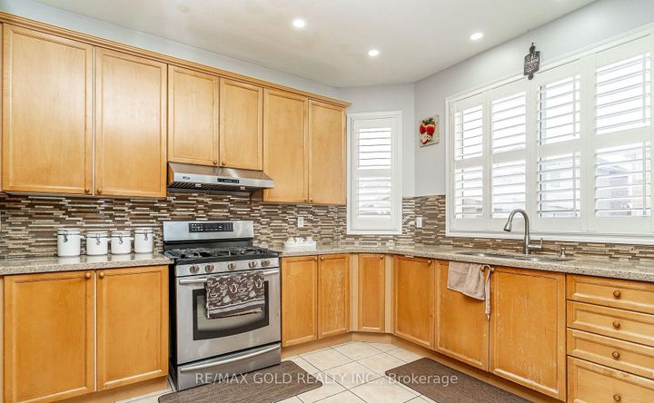 Photo 15 at 7 Bettey Road, Vales of Castlemore, Brampton