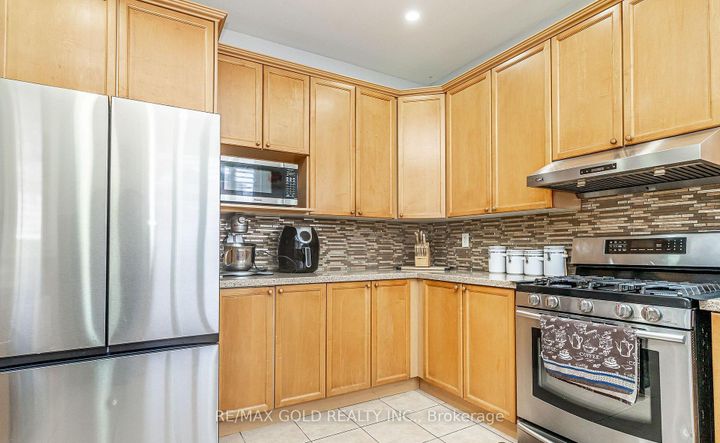 Photo 16 at 7 Bettey Road, Vales of Castlemore, Brampton