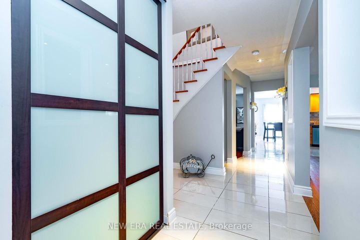Photo 2 at 5380 Floral Hill Crescent, East Credit, Mississauga