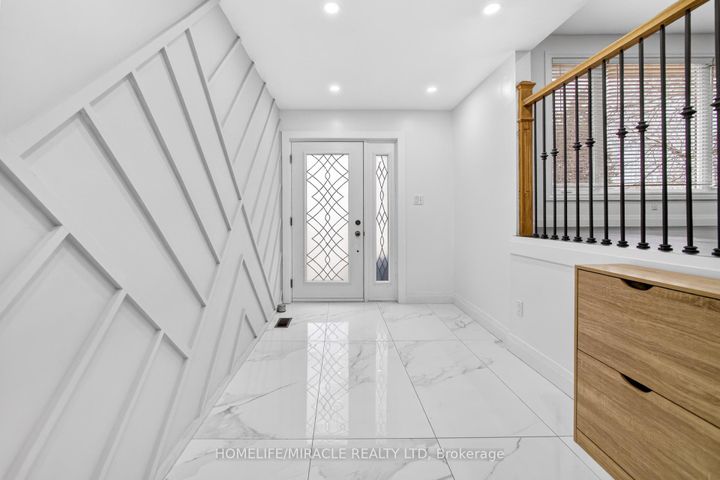 Photo 4 at 81 Watson Crescent, Brampton East, Brampton