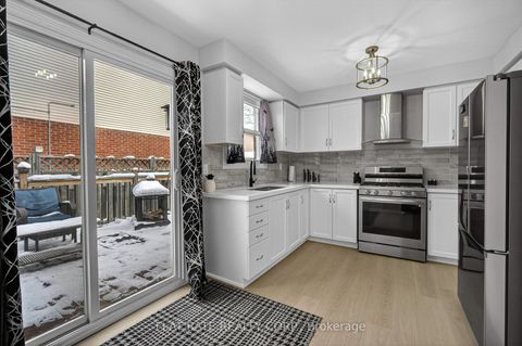 Photo 8 at 887 Lavis Court, Pinecrest, Oshawa