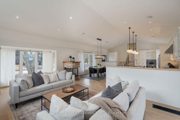 Photo 11 at 321 Wendy Lane, WO West, Oakville