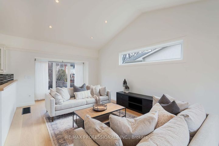 Photo 14 at 321 Wendy Lane, WO West, Oakville