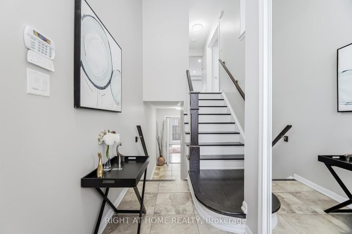 Photo 5 at 10 Vanhorne Close, Northwest Brampton, Brampton