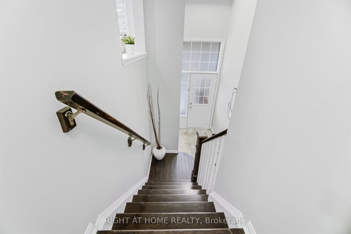 Photo 6 at 10 Vanhorne Close, Northwest Brampton, Brampton