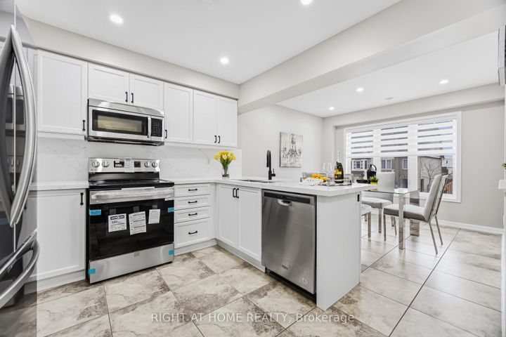 Photo 8 at 10 Vanhorne Close, Northwest Brampton, Brampton