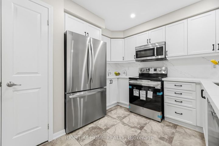 Photo 9 at 10 Vanhorne Close, Northwest Brampton, Brampton