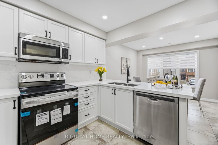 Photo 10 at 10 Vanhorne Close, Northwest Brampton, Brampton