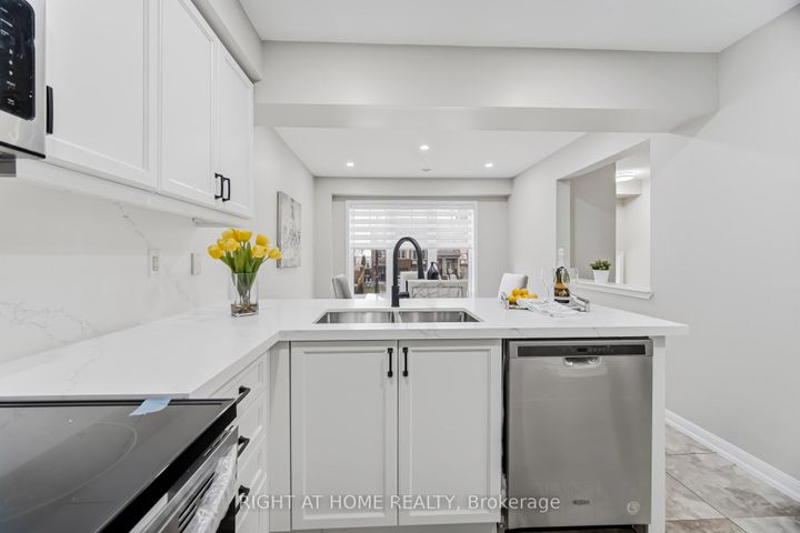 Photo 11 at 10 Vanhorne Close, Northwest Brampton, Brampton