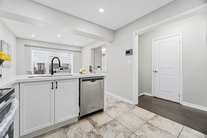 Photo 12 at 10 Vanhorne Close, Northwest Brampton, Brampton