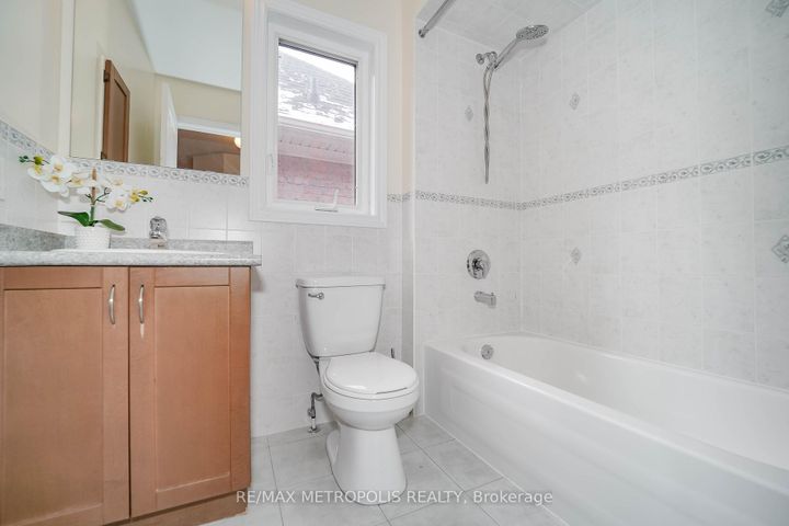 Photo 17 at 58 Lady Loretta Lane, Patterson, Vaughan