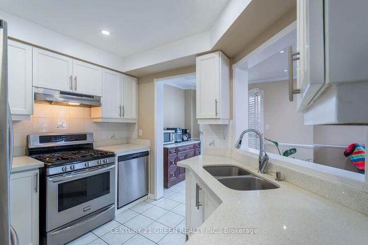 Photo 11 at 170 - 455 Apache Court, Hurontario, Mississauga