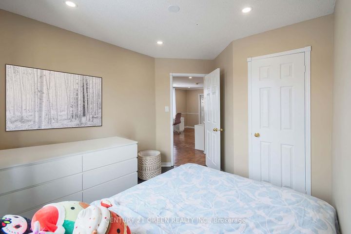 Photo 32 at 170 - 455 Apache Court, Hurontario, Mississauga