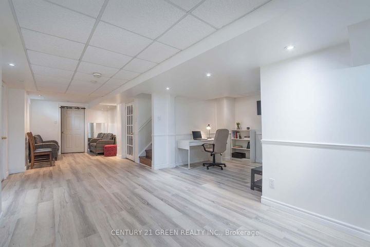 Photo 34 at 170 - 455 Apache Court, Hurontario, Mississauga