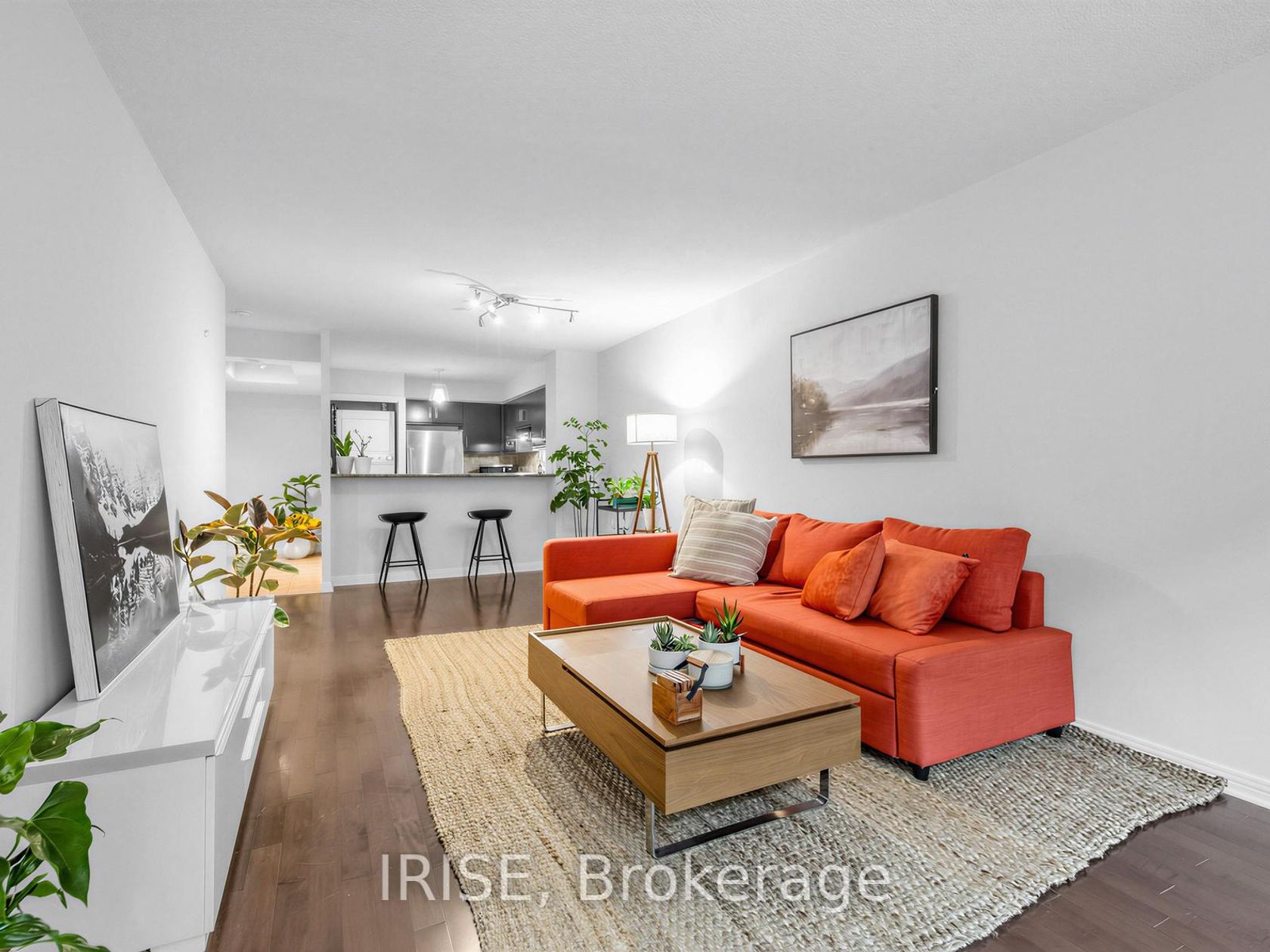 224 - 942 Yonge Street, Annex, Toronto by Loree Meneguzzi Real Estate 224 - 942 Yonge Street, Annex, Toronto